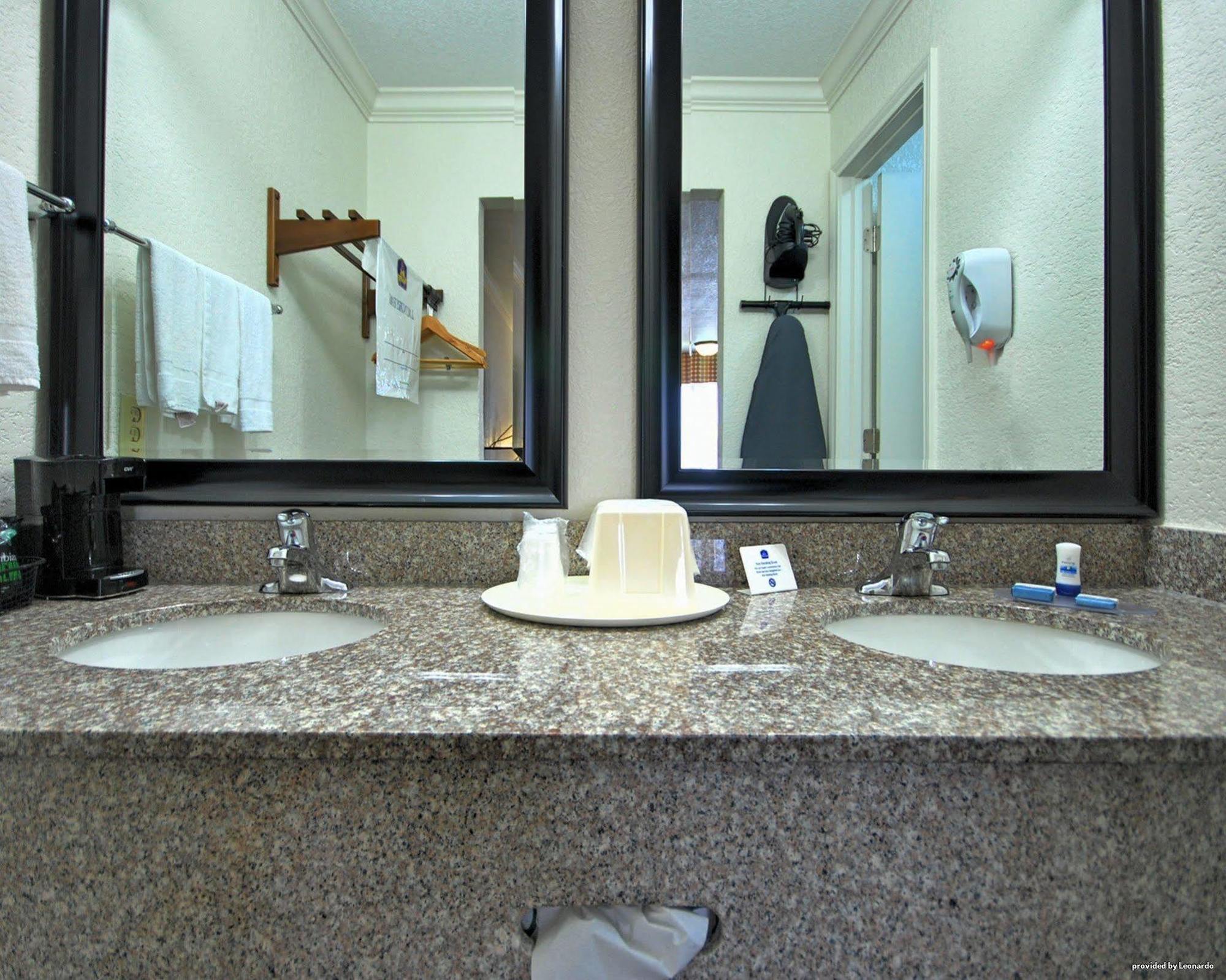 Americas Best Value Inn Kingsville Bagian luar foto