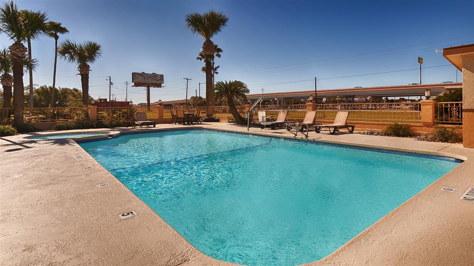 Americas Best Value Inn Kingsville Bagian luar foto